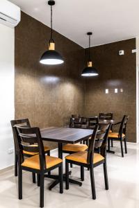 a dining room with a table and chairs at Hotel Solec Piura in Piura