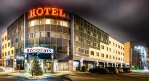 un edificio de hotel con un letrero que lee hotelería en Hotel Ambassadeur et Suites, en Quebec