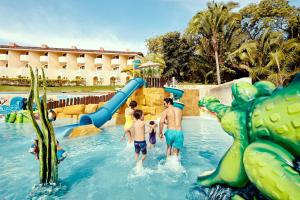 un grupo de personas en el agua en un parque acuático en Family Selection at Grand Palladium Vallarta Resort & Spa - All Inclusive, en Punta Mita
