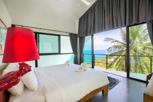 Postel nebo postele na pokoji v ubytování Villa The Spot Koh Samui