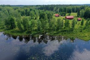 een luchtzicht op een huis naast een meer bij Holiday home Småland Gäddegölshult in Gäddegölshult