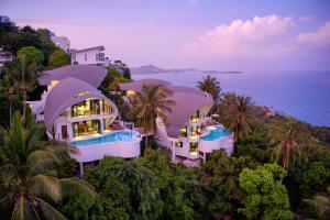 een luchtzicht op een huis op een heuvel naast de oceaan bij Villa The Spot Koh Samui in Chaweng Noi Beach