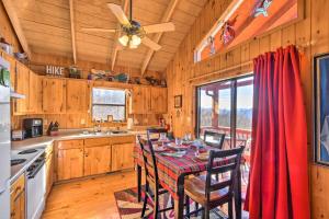 Cuisine ou kitchenette dans l'établissement Frog Leap Hiawassee Cabin with Blue Ridge Mtn Views