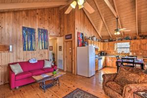 Coin salon dans l'établissement Frog Leap Hiawassee Cabin with Blue Ridge Mtn Views