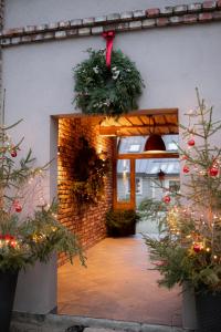 una puerta con coronas de Navidad en un lado de un edificio en Raxti en Kuldīga