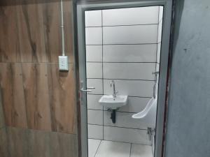 bagno con lavandino, servizi igienici e specchio di Dante Guest house ad Alberton