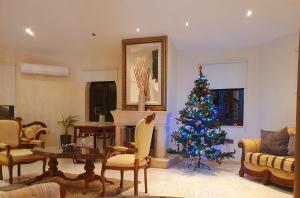 Posezení v ubytování Larnaca Mansion Ideal for 3 Families or more