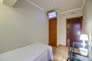 a room with a bed and a television at HS Castilla Fuenlabrada in Fuenlabrada
