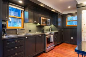 Gallery image of Cedar Crest - Woodpecker Cottage 7 in Homewood +11 photos