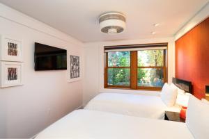 Ένα ή περισσότερα κρεβάτια σε δωμάτιο στο Cedar Crest - Woodpecker Cottage 7