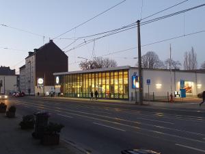 un bâtiment situé sur le côté d'une rue de la ville dans l'établissement Hostel WohnZimmer-Essen, à Essen