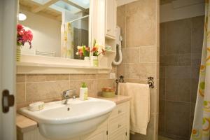 A bathroom at Masseria Bianca di Puglia