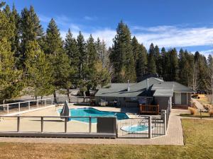 塔霍維斯塔的住宿－Tahoe Sands Resort，庭院中带游泳池的房子