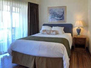 En eller flere senger på et rom på Tahoe Sands Resort
