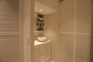La salle de bains est pourvue d'un lavabo et d'un miroir. dans l'établissement bleulagon, à Saint-Tropez