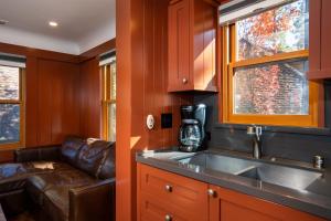 Gallery image of Cedar Crest - Robin Cottage 6 in Homewood +11 photos