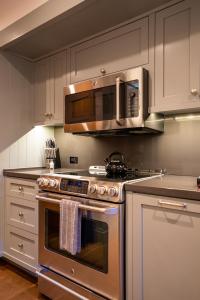 A kitchen or kitchenette at Cedar Crest - Stellar's Jay Cottage 4
