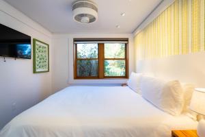 Katil atau katil-katil dalam bilik di Cedar Crest - Mallard Cottage 5