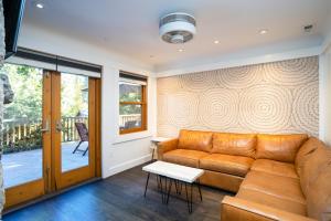 Gallery image of Cedar Crest - Eagle Cottage 8 in Homewood +24 photos