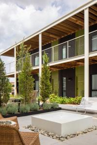 un gran edificio con un banco blanco delante de él en Bradford House, a Member of Design Hotels en Oklahoma City