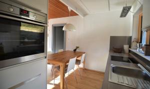 eine kleine Küche mit einem Holztisch in der Küche in der Unterkunft Haus Schwarz in Savognin