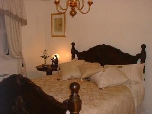 - une chambre avec un lit et des oreillers dans l'établissement A Luxury Apartment in York, à York