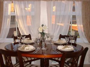- une table à manger avec des chaises et des fleurs dans l'établissement A Luxury Apartment in York, à York