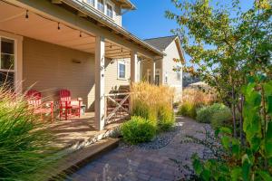 Κήπος έξω από το Cabernet Cottage & Carriage House #8CH
