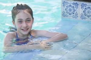 un niño pequeño está nadando en una piscina en Hotel Chácara das Flores, en São Gabriel
