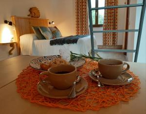due tazze di caffè su un tavolo in una camera da letto di Agriturismo Podere Bedin a San Felice Circeo