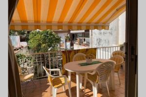 a patio with a table and chairs on a balcony at Calella Playa in Calella