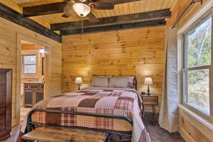 Postel nebo postele na pokoji v ubytování Hilltop Cabin on 5 Acres with Hot Tub and Waterfall!
