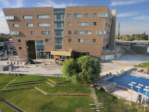 een gebouw met een zwembad ervoor bij Hotel Del Bono Park in San Juan