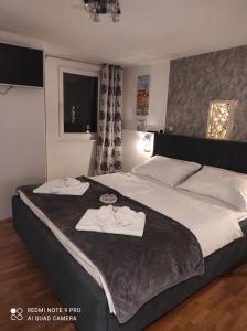 Ένα ή περισσότερα κρεβάτια σε δωμάτιο στο JMJ apartmaji Piran