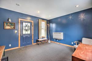 Μια τηλεόραση ή/και κέντρο ψυχαγωγίας στο Upscale Montgomery Cabin, Near Jay Peak Resort!