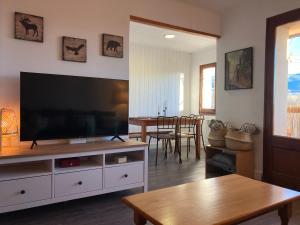 TV a/nebo společenská místnost v ubytování Vistas Únicas a los Pirineos, para 7-8 personas!! Tensi Home Llivia