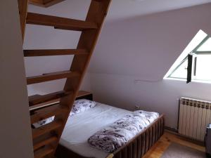 una camera con letto a castello e scala in legno di Jarebika a Divčibare