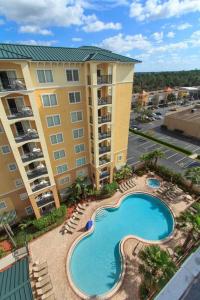 - une vue aérienne sur un bâtiment avec une piscine dans l'établissement Luxury Resort Condo, 2 or 3 BR, Premium suites, à Orlando