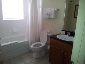 a bathroom with a toilet and a tub and a sink at Luxury Resort Condo, 2 or 3 BR, Premium suites in Orlando