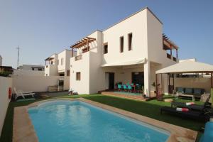 Zdjęcie z galerii obiektu Villa Las Caletas del Mar - Heated Pool w Costa Teguise