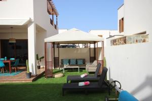 Zdjęcie z galerii obiektu Villa Las Caletas del Mar - Heated Pool w Costa Teguise