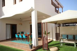 Zdjęcie z galerii obiektu Villa Las Caletas del Mar - Heated Pool w Costa Teguise
