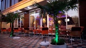 Reštaurácia alebo iné gastronomické zariadenie v ubytovaní Hotel Ideal