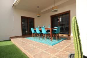 Zdjęcie z galerii obiektu Villa Las Caletas del Mar - Heated Pool w Costa Teguise