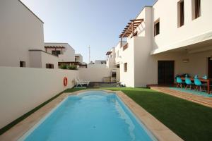 Zdjęcie z galerii obiektu Villa Las Caletas del Mar - Heated Pool w Costa Teguise