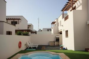 een uitzicht op een huis met een zwembad bij Villa Las Caletas del Mar - Heated Pool in Costa Teguise