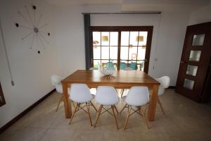 Zdjęcie z galerii obiektu Villa Las Caletas del Mar - Heated Pool w Costa Teguise