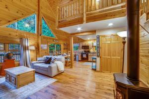 una gran sala de estar con paredes de madera y suelo de madera. en Hideaway Chalet, en Chestertown