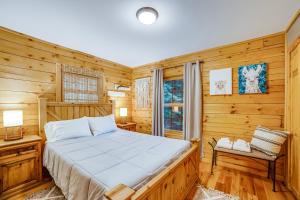 Кровать или кровати в номере Hideaway Chalet