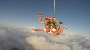 two people hanging from a rope in the sky at Lauris - Résidence Savannah, 1 ou 2 Chambres avec cuve in Saint-François